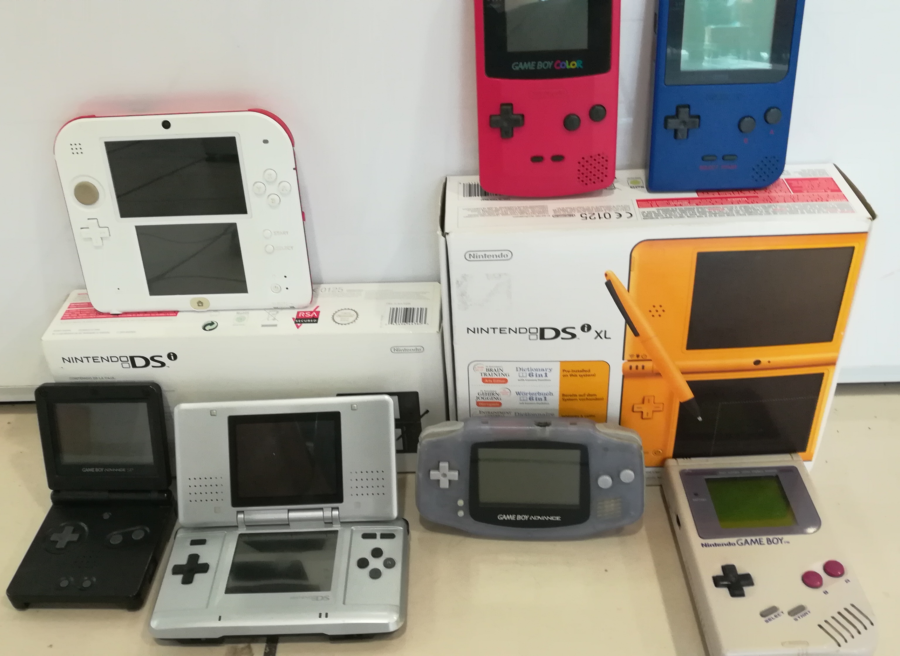 Plusieurs consoles Game Boy et 18 écrans/supports de jeu